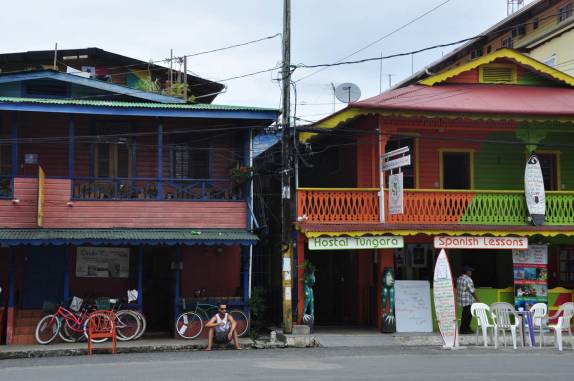 Casas coloridas em Bocas del Toro, na costa norte do Panamá